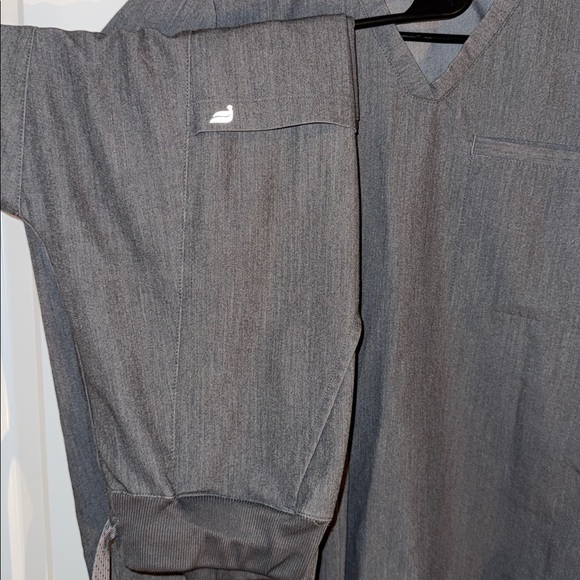 Fabletics Scrub Set - Picture 2 of 3